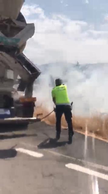 Arazi yangınına polis ekipleri müdahale etti