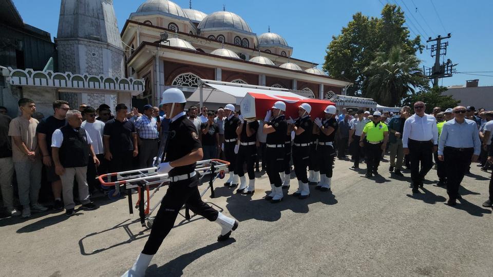 TRAFİK KAZASINDA HAYATINI KAYBEDEN POLİS VE AİLESİ TOPRAĞA VERİLDİ AYNI AİLEDEN 3 KİŞİNİN CENAZESİNE KATILANLAR GÖZYAŞLARINA BOĞULDU
