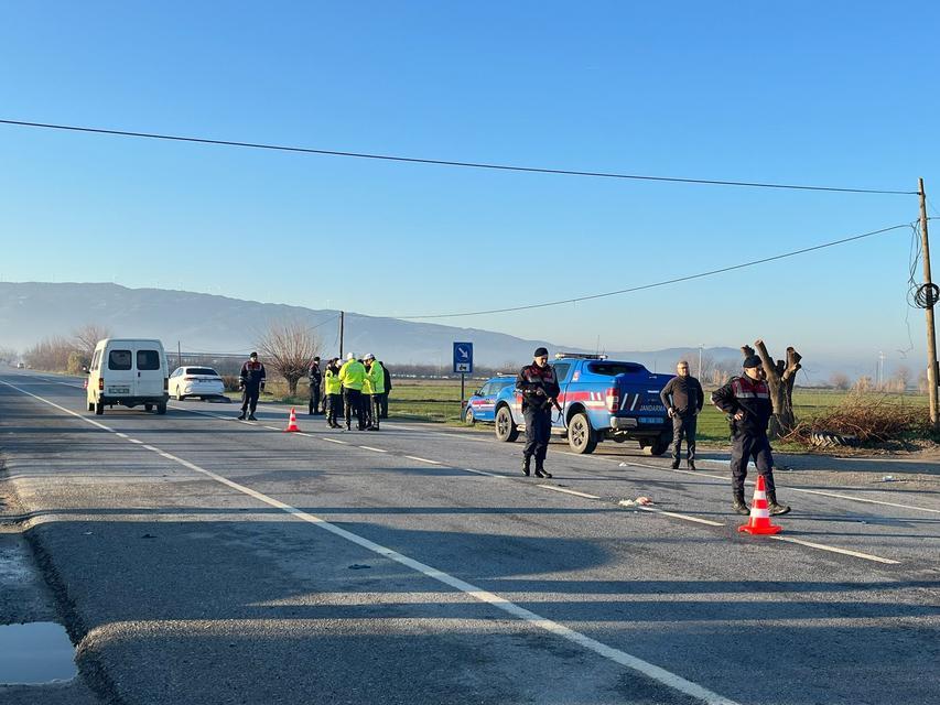İNCİRLİOVA'DA OTOMOBİL MOTOSİKLETE ÇARPTI: 1 ÖLÜ
