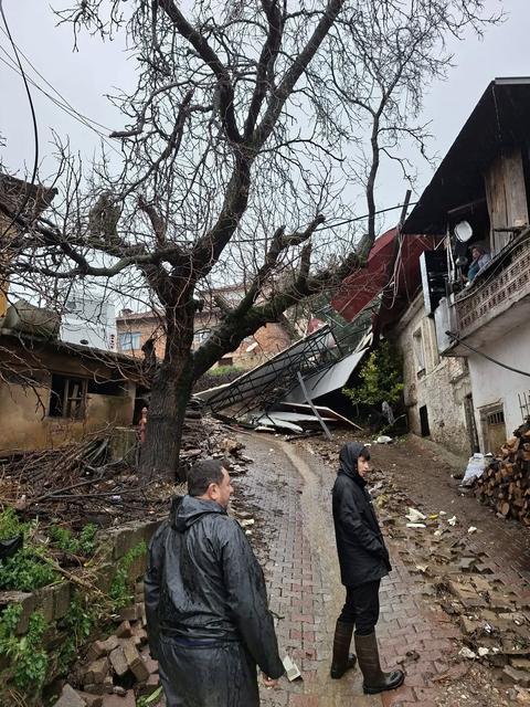 KÖŞK'TE FIRTINA ÇATILARI UÇURDU, DUVARLAR YIKILDI