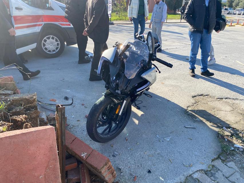 ADÜ MERKEZ KAMPÜSTE TRAFİK KAZASI BİNLERCE ÖĞRENCİNİN BULUNDUĞU KAMPÜSTE MOTOSİKLET İLE OTOMOBİL ÇARPIŞTI