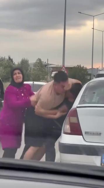 Yol verme kavgasını vatandaşlar zor ayırdı