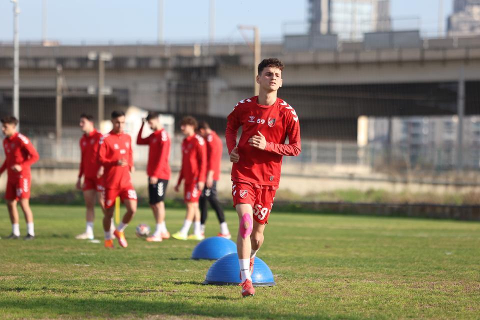 ADEM YEŞİLYURT: "FENERBAHÇE'DE FORMA REKABETİNE GİRMEK İSTİYORUM" KARŞIYAKA'DAN FENERBAHÇE'YE TRANSFER OLAN ADEM YEŞİLYURT: "FENERBAHÇE'Yİ EN İYİ ŞEKİLDE TEMSİL ETMEYİ HEDEFLİYORUM" "ÖNCELİKLİ HAYALİM MİLLİ FORMAYI GİYMEK VE ARDINDAN KARİYERİME AVRUPA'DA DEVAM ETMEK" "FİZİKSEL OLARAK KENDİMİ GELİŞTİRECEĞİM" "RAYAN CHERKİ VE MİCHAEL OLİSE'Yİ KENDİME ÖRNEK OLARAK ALIYORUM"