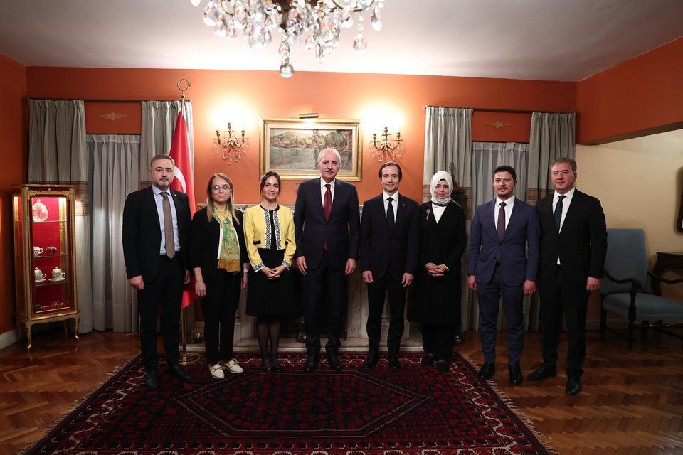 Kurtulmuş, Türkiye’nin Meksika Büyükelçiliğini ziyaret etti. Kurtulmuş, yaptığı açıklamada, “Büyükelçimiz İlhan Kemal Tuğ ve misyonumuzda görev yapan personelimize başarılar diliyorum” dedi.
Kurtulmuş, ayrıca Meksika’daki Atatürk anıtına da çelenk bıraktı.