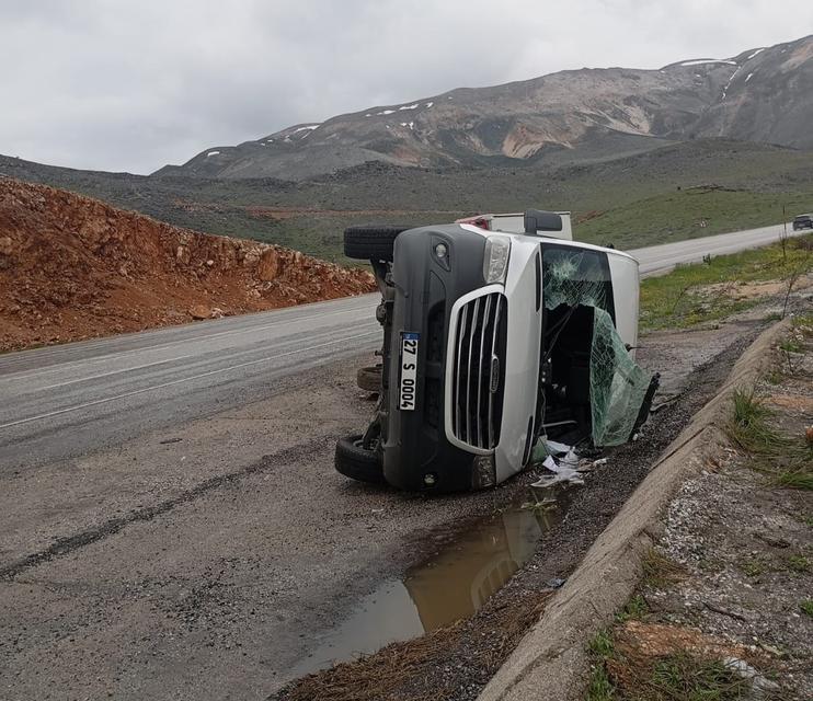 Taziyeye gidenleri taşıyan minibüs devrildi