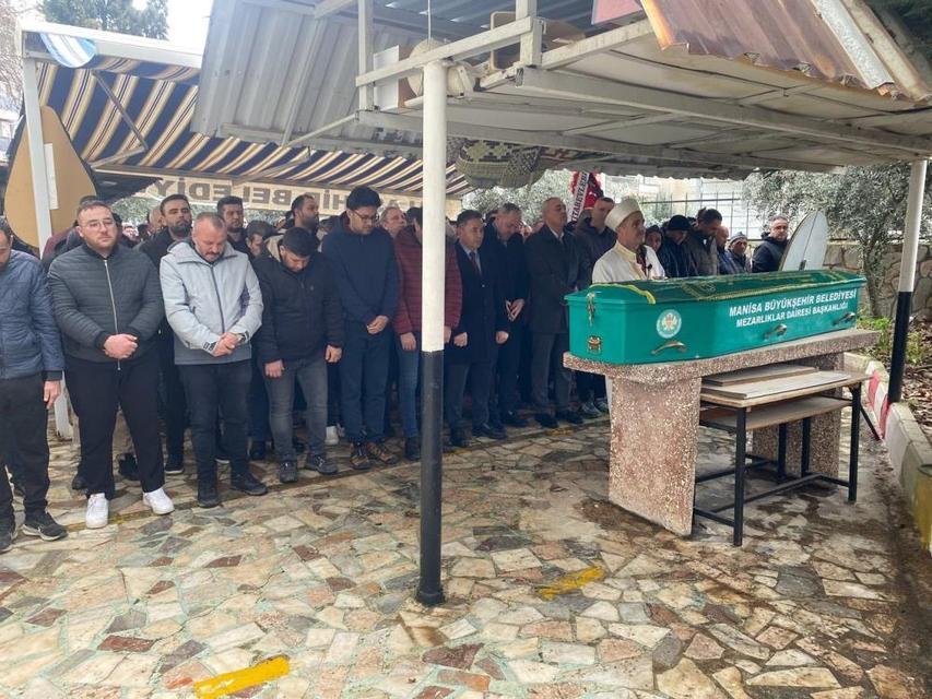 Futbol oynarken kalp krizi geçiren öğretmen hayatını kaybetti