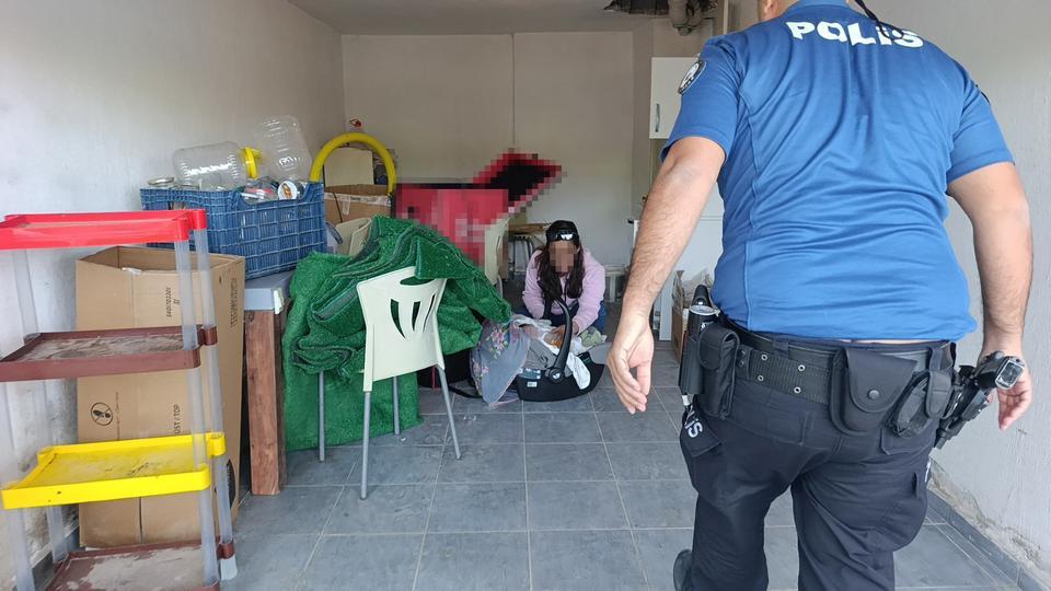 HIRSIZLIK İHBARINA GİDEN POLİS, ÖZEL GARAJDA 5 AYLIK BEBEKLE ANNESİNİ BULDU KADININ KAPISI AÇIK OTOMOBİLE GİRDİĞİ; ARAÇ İÇERİSİNDEN RUHSAT, ANAHTARLAR VE GARAJ KUMANDASINI ALARAK GARAJA GİRDİĞİ ANLAŞILDI GARAJ SAHİBİ KADIN ŞİKAYETÇİ OLMADI BEBEK VE ANNE POLİS EKİPLERİ TARAFINDAN YAKINLARINA TESLİM EDİLMEK ÜZERE GÖTÜRÜLDÜ