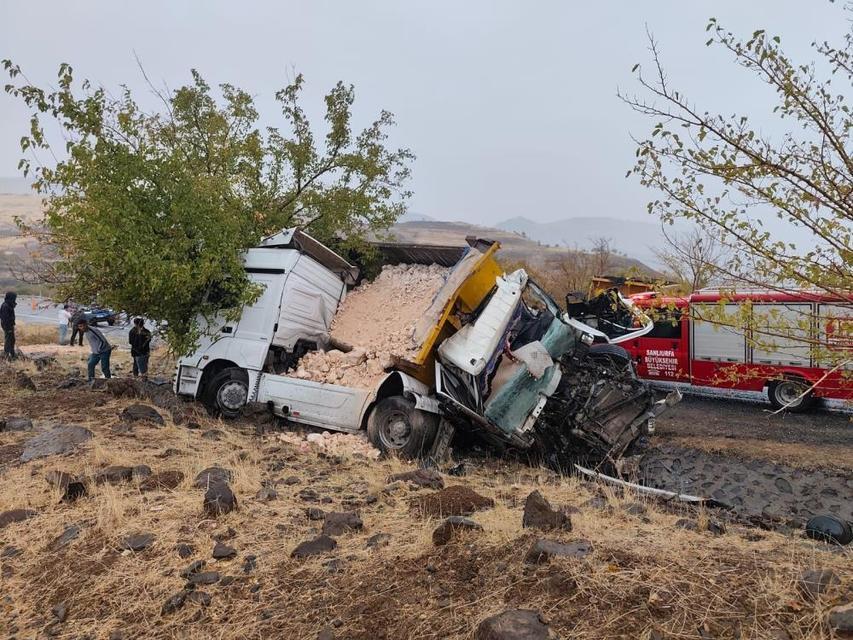 İki kamyon kafa kafaya çarpıştı: 1 ölü, 1 yaralı