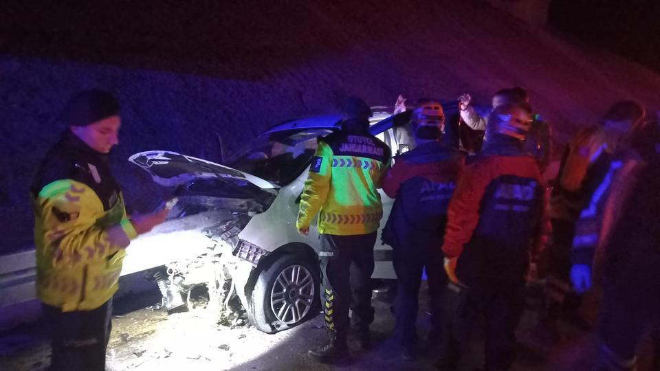 Aydın’da ticari araç bariyere ok gibi saplandı: 4 yaralı