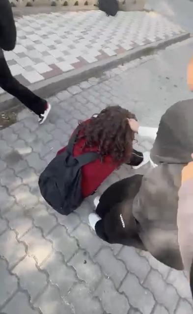 Okul yakınında kız öğrencilerin kavgası kameraya yansıdı