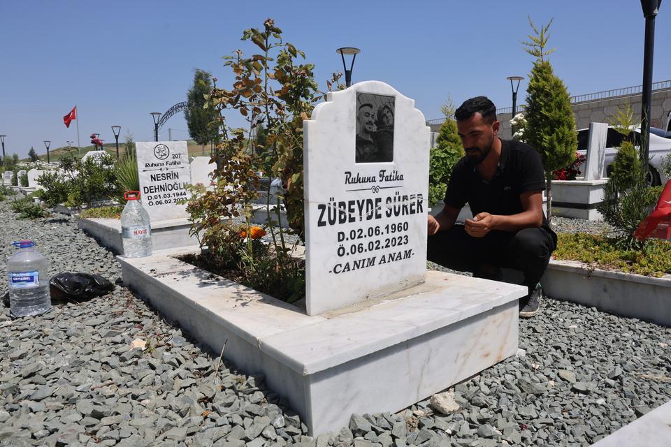 DEPREM MEZARLIĞINDA BURUK ANNELER GÜNÜ MEZAR ZİYARETİ YAPAN HASAN SÜRER: "HERKES HAYATTAYKEN ANNE VE BABASININ DEĞERİNİ BİLSİN"