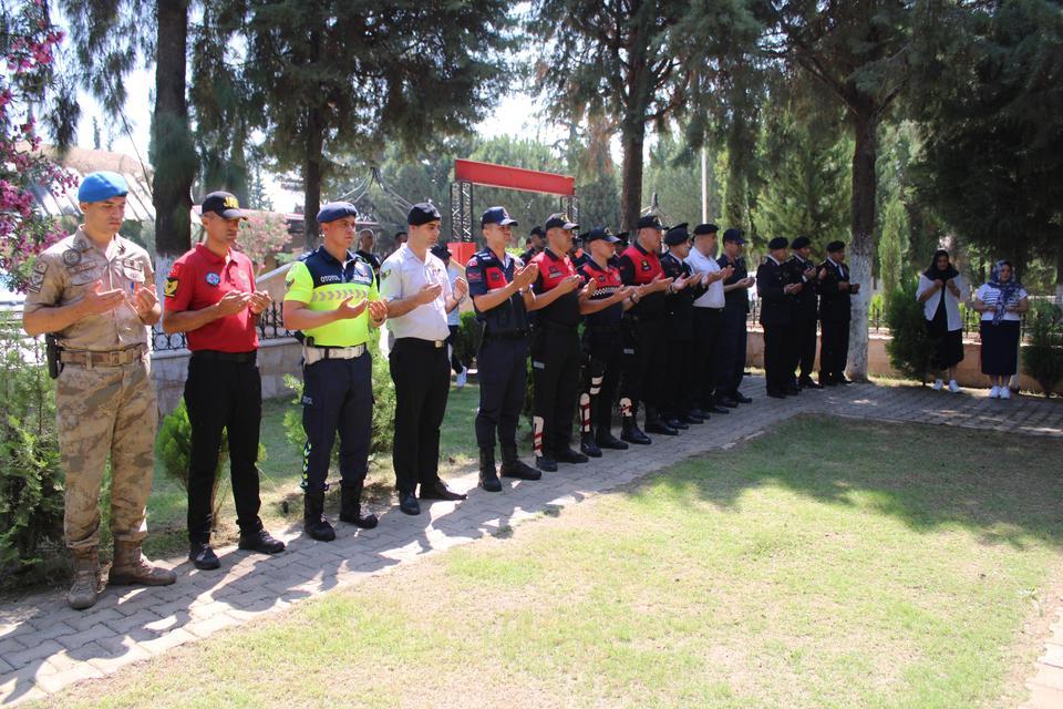 JANDARMA, ŞEHİTLERİ MEZARI BAŞINDA ANDI ŞEHİT AİLELERİ DUYGU DOLU ANLAR YAŞADI