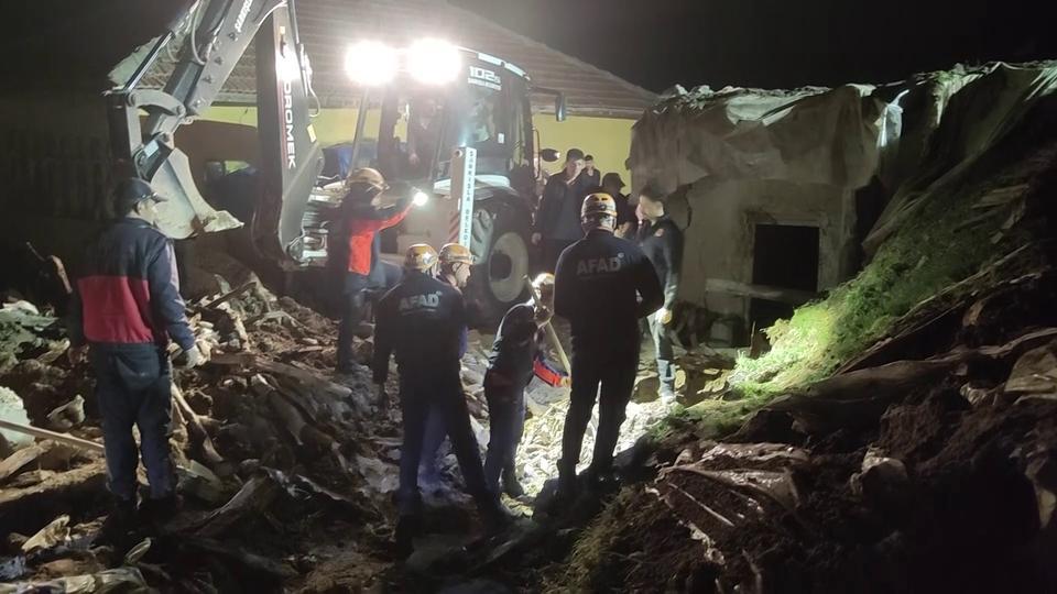 Çatısı çöken ağıldaki 13 küçükbaş telef oldu