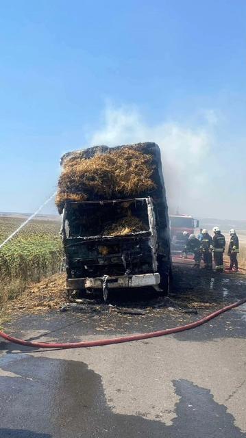 Seyir halindeki balya yüklü kamyon alev alev yandı