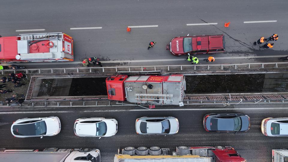 Yüksek gerilim tellerine ramak kala, köprü arasında sıkıştı