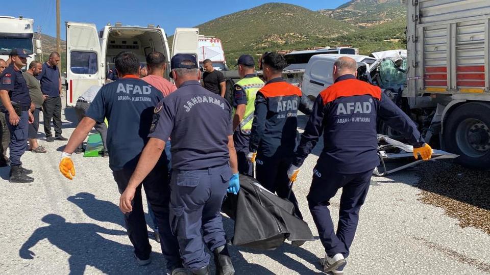 Hafif ticari araç tırın altına girdi: 1 ölü