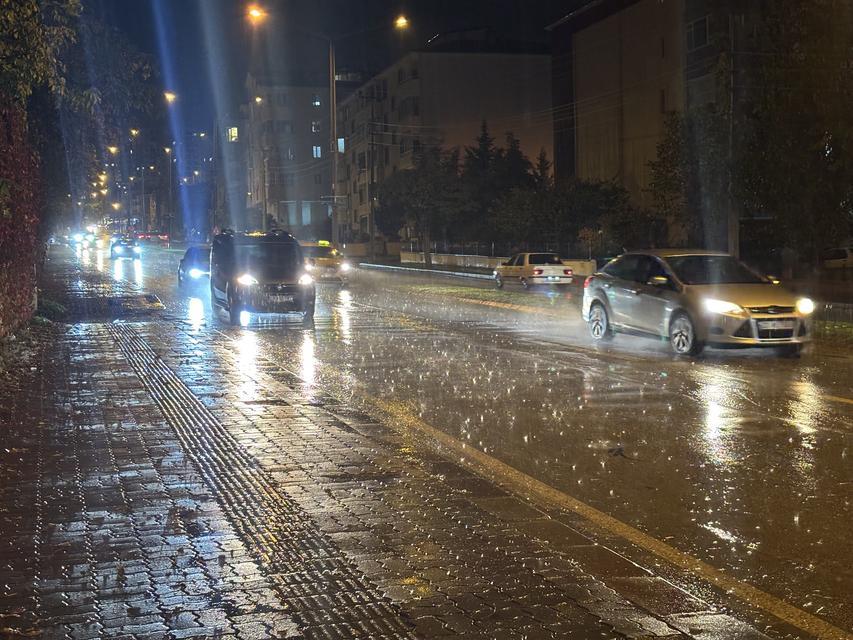 Aniden başlayan sağanak yağış, hayatı olumsuz etkiledi.