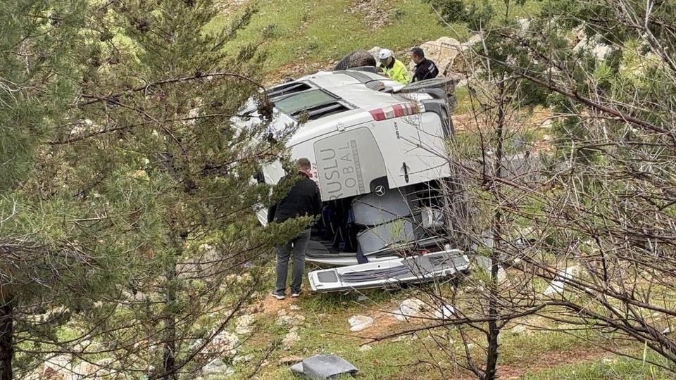 Kontrolden çıkan işçi servisi şarampole uçtu: 16 yaralı