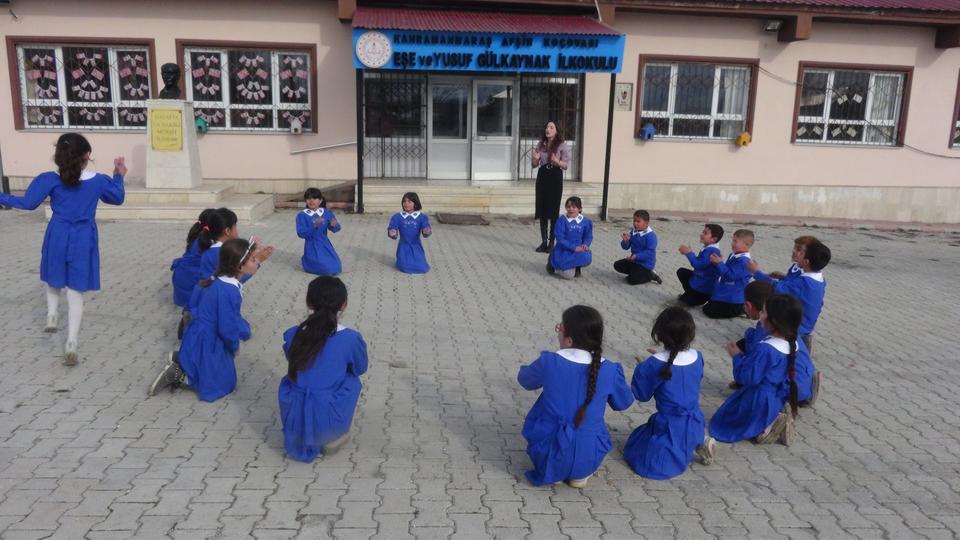 KAHRAMANMARAŞ'TA BİR OKUL MAVİ ÖNLÜĞE GERİ DÖNDÜ KAHRAMANMARAŞ'IN AFŞİN İLÇESİNDE EŞE VE YUSUF GÜLKAYNAK İLKÖĞRETİM OKULU MAVİ ÖNLÜK UYGULAMASINA GERİ DÖNDÜ