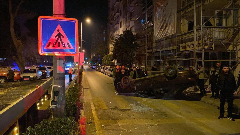 AYDINLATMA DİREĞİNE ÇARPIP TAKLA ATTI: 4 YARALI