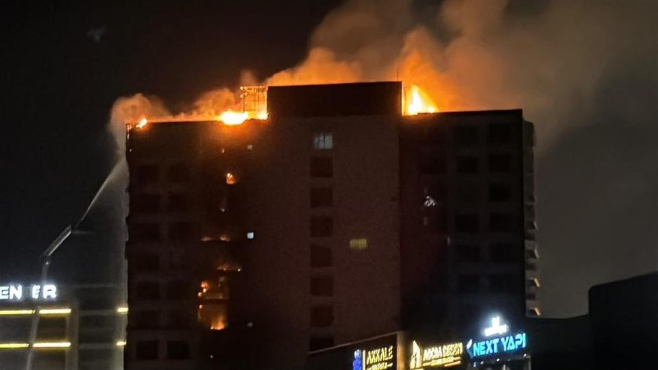 Gece saatlerinde dehşet! 12 katlı binada yangın çıktı: 8 kişi dumandan etkilendi