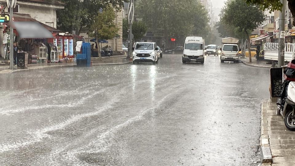 ELAZIĞ'DA SAĞANAK VE DOLU ETKİLİ OLDU