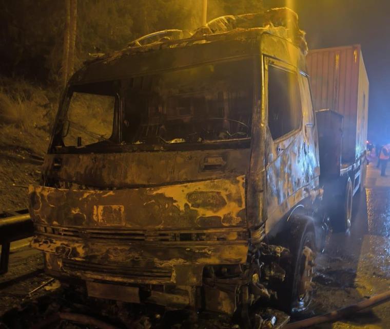 tır yanarak kullanılamaz hale geldi