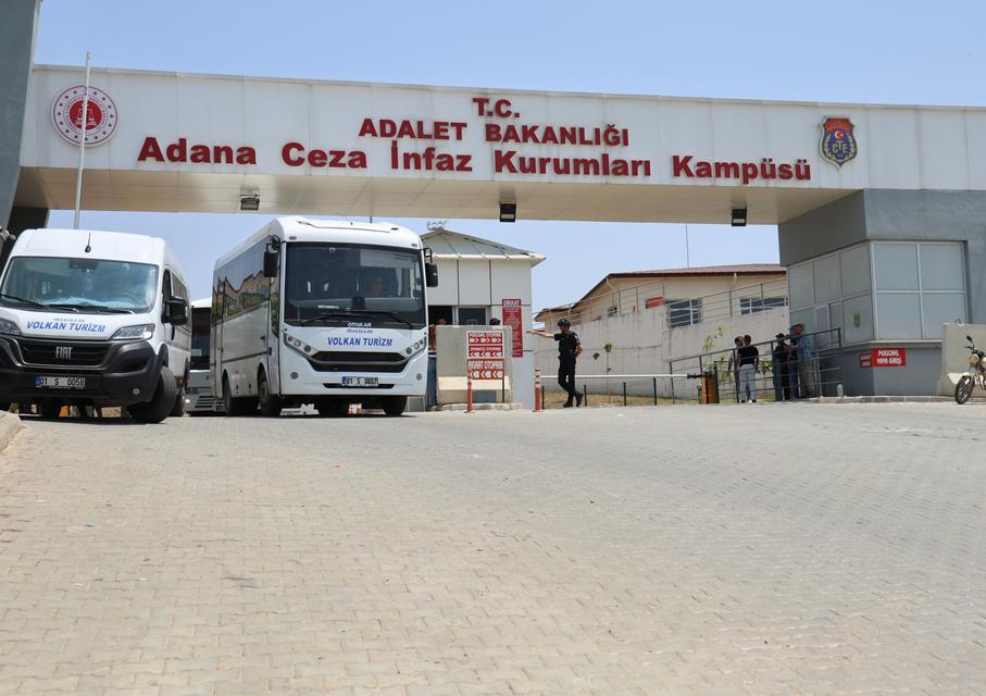 ADANA'DA TAHLİYELER BAŞLADI: CEZAEVİNDEN ÇIKANLAR YAKINLARIYLA HASRET GİDERDİ