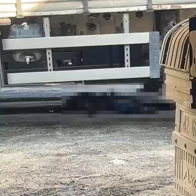 Geri manevra yapan tırın altında can verdi