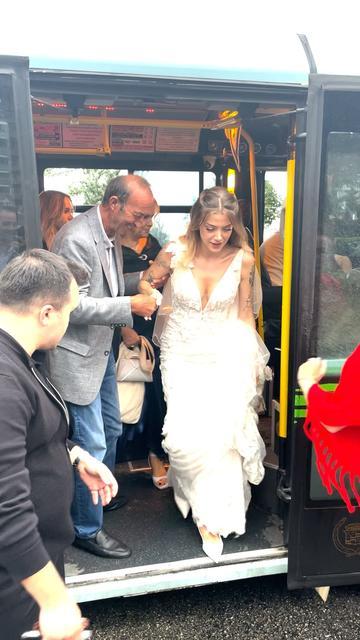 RİZE'DE GELİN DAMAT ŞEHİR İÇİ MİNİBÜSLE SALONA GİTTİ RİZE'DE DÜNYA EVİNE GİREN ÇİFT GELİN ARABASI YERİNE ŞEHİR İÇİ MİNİBÜSÜNÜ TERCİH ETTİ