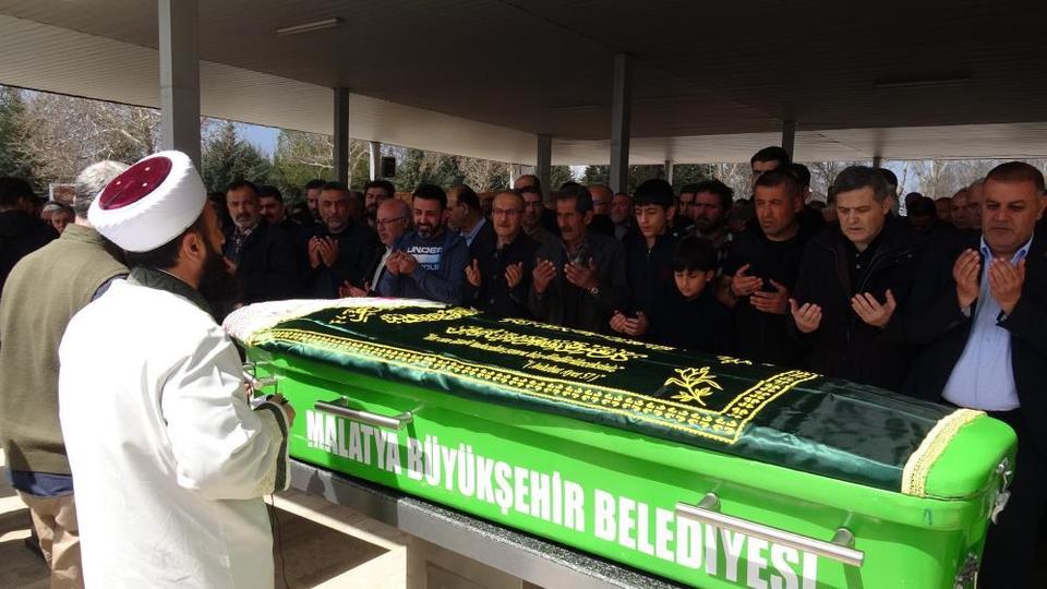 Yüzme havuzunda fenalaşan öğretmen, hayatını kaybetti