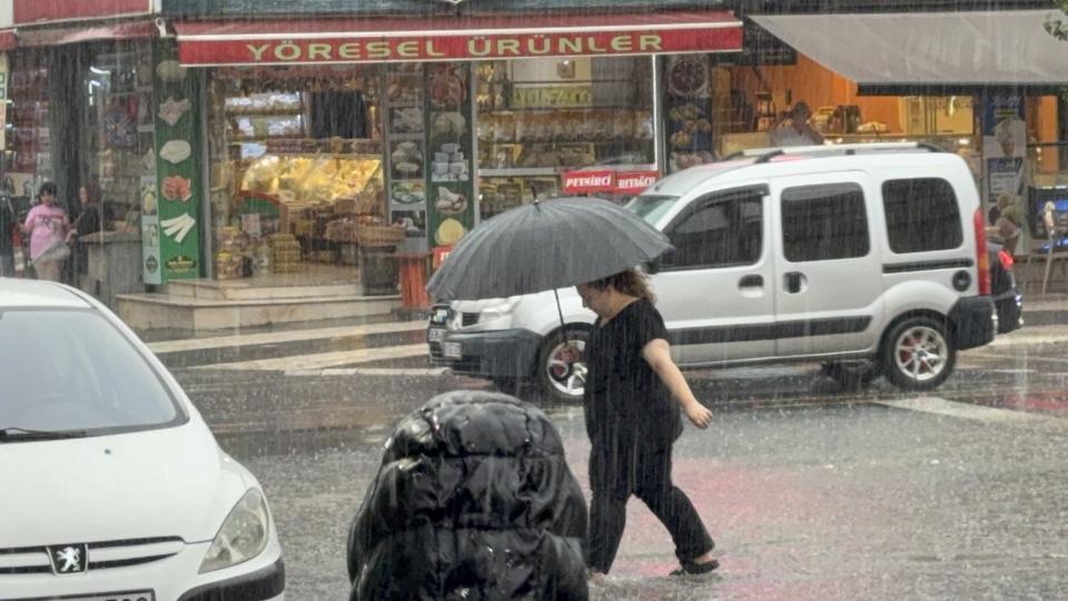 Sağanak yağış 5 dakikada sokakları göle çevirdi