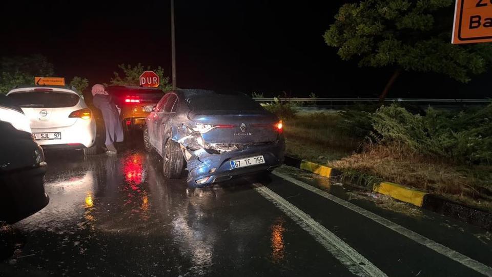 Kavşakta feci kaza! Otomobil takla attı, 5 kişi yaralandı