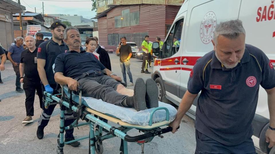 Polisten kaçan aracın çarptığı esnaf ölümden döndü