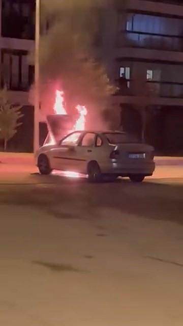 Seyir halindeki otomobil alev aldı