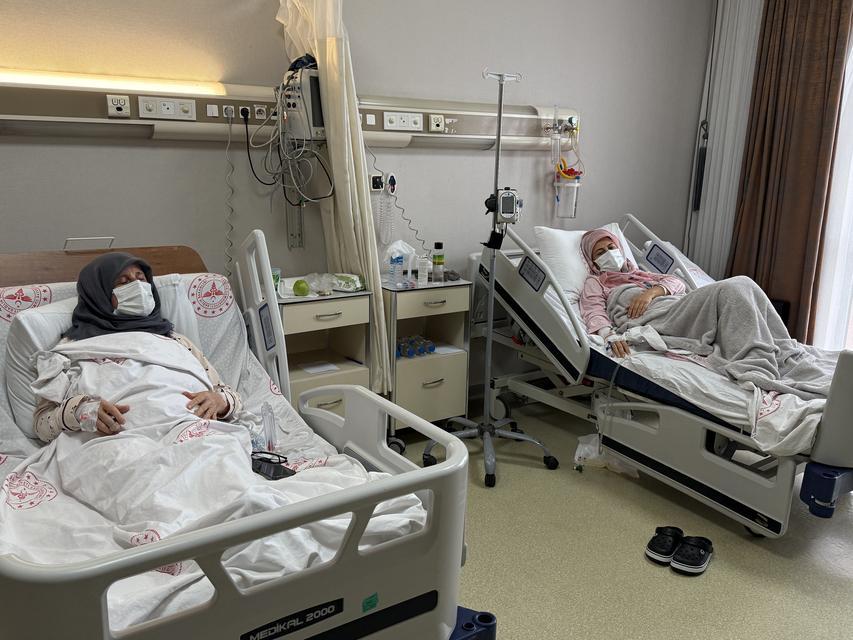 SEAH'TA BİR GECEDE 3 NAKİL: 67 YAŞINDAKİ ANNE, KIZI İÇİN DÜŞÜNMEDEN BÖBREĞİNİ BAĞIŞLADI ANNESİNİN BÖBREĞİYLE HAYATA YENİDEN TUTUNAN KADIN: "ANNEM BENİM İÇİN BÜYÜK BİR ŞANS, İKİNCİYE CAN VERDİ"