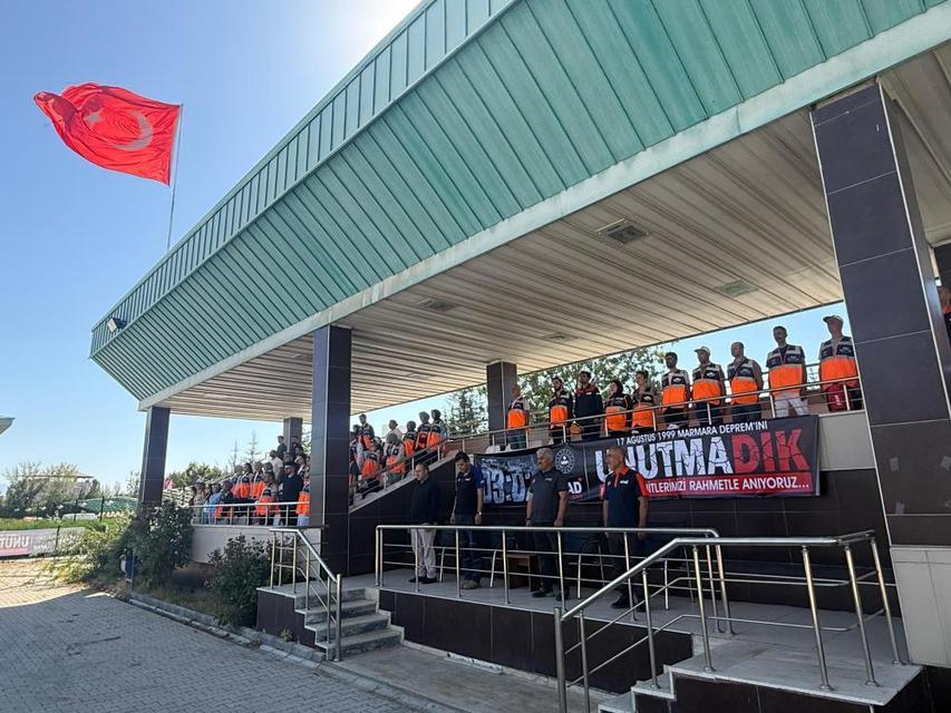 Marmara depreminde hayatını kaybedenler anıldı