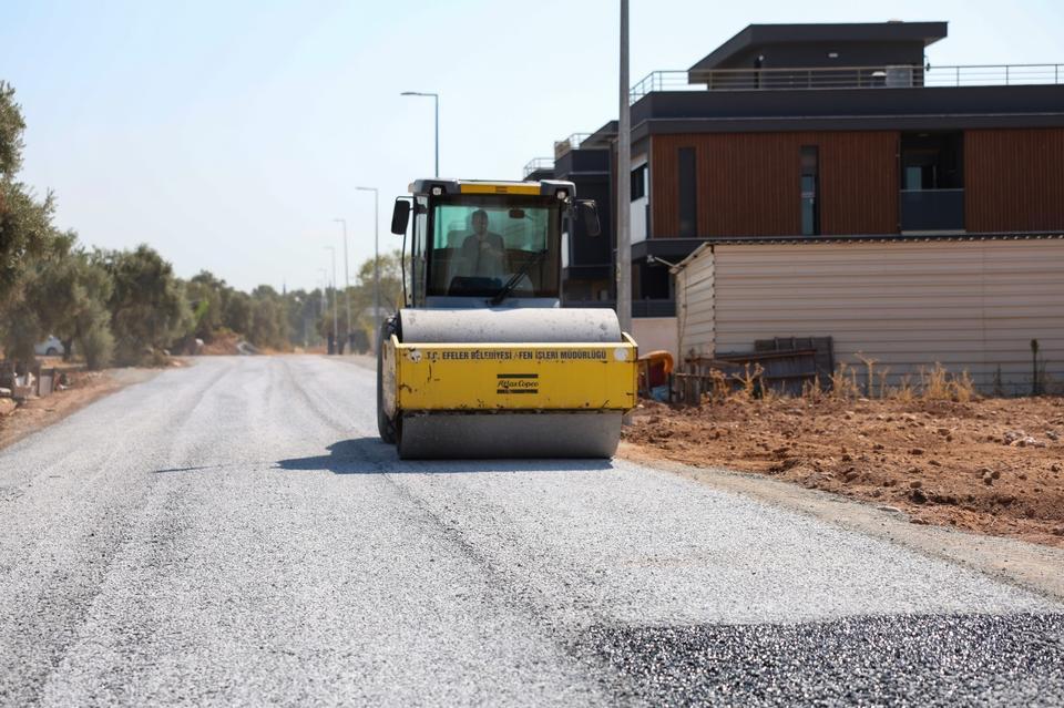 Efeler’de yol yenileme çalışmaları sürüyor