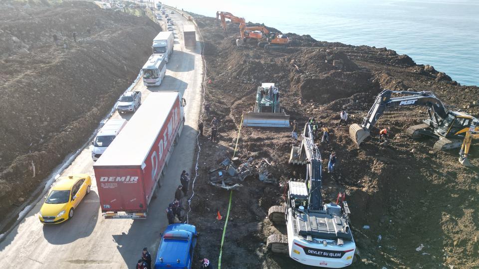 ARTVİN VALİSİ TURAN ERGÜN: "4 KİŞİNİN CANSIZ BEDENİNE ULAŞTIK; CENAZELERİ ÇIKARARAK OTOPSİ İÇİN HASTANEMİZE ARHAVİ DEVLET HASTANESİ'NE GÖNDERİLDİ" ÇALIŞMALAR SIRASINDA TEKNİK DESTEK ÇOK ÖNEMLİYDİ; 30-35 SAAT SÜREN BİR ÇALIŞMA OLDU"