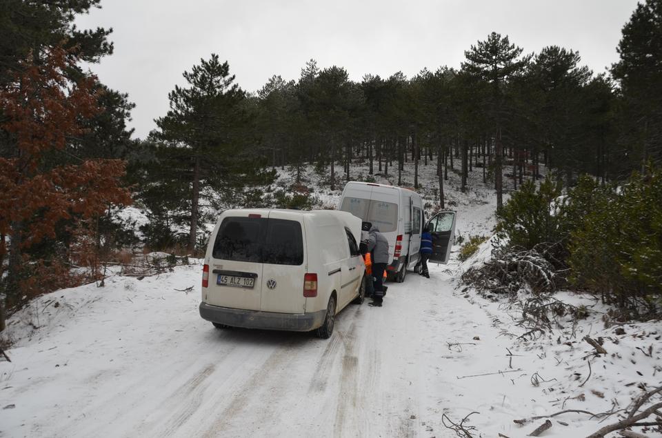 Kar nedeniyle yolda mahsur kalan 3 avcı kurtarıldı