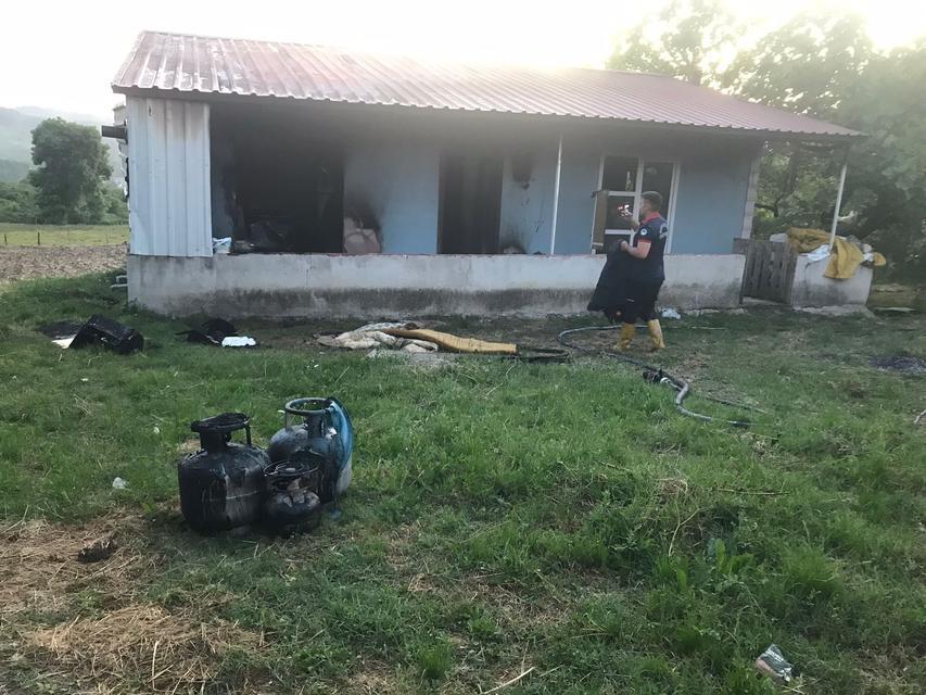 Sevgilisiyle kaldığı evi yaktı, kaçarken kaza yaptı