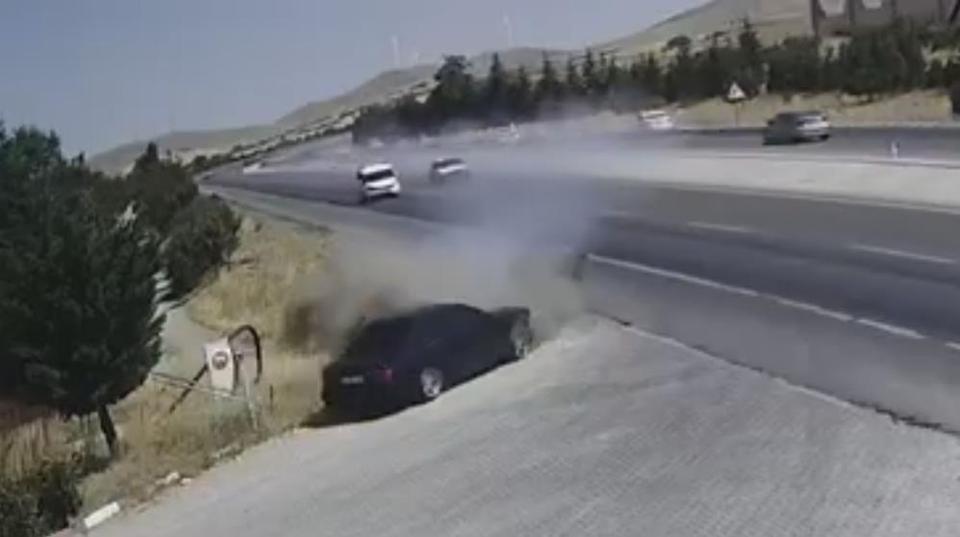Bir anda karşı şeride uçtu! 2 ölü