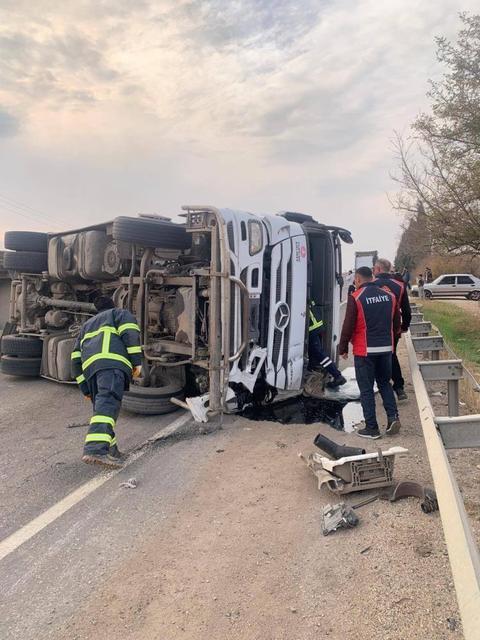 Devrilen akaryakıt yüklü tırın sürücüsü yaralandı