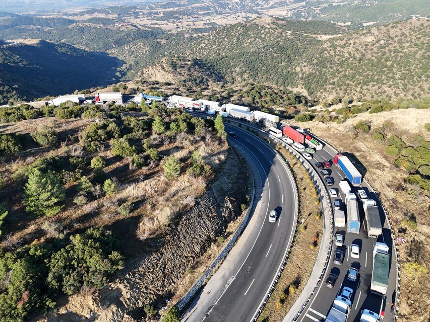 UŞAK'TA DOMATES YÜKLÜ TIR DEVRİLDİ: 1 ÖLÜ
