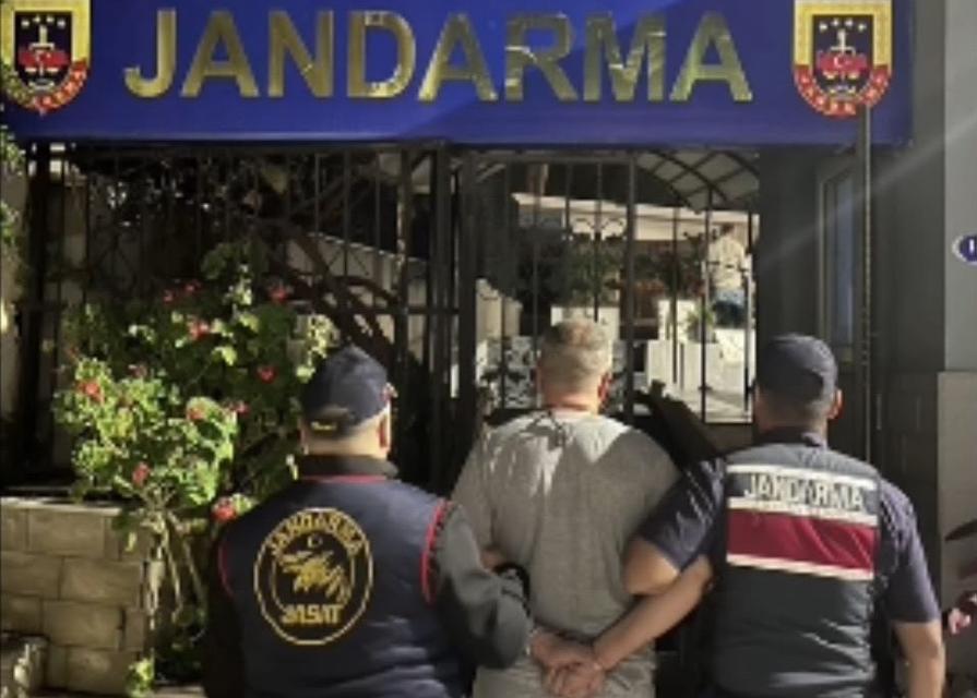 Cinayet zanlısı gizli bölmede yakalandı