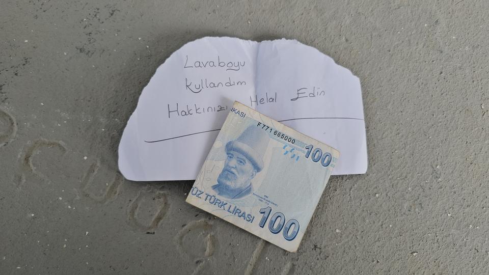 CAMİDE TUVALETİ KULLANDI, NOTLA BİRLİKTE PARA BIRAKTI