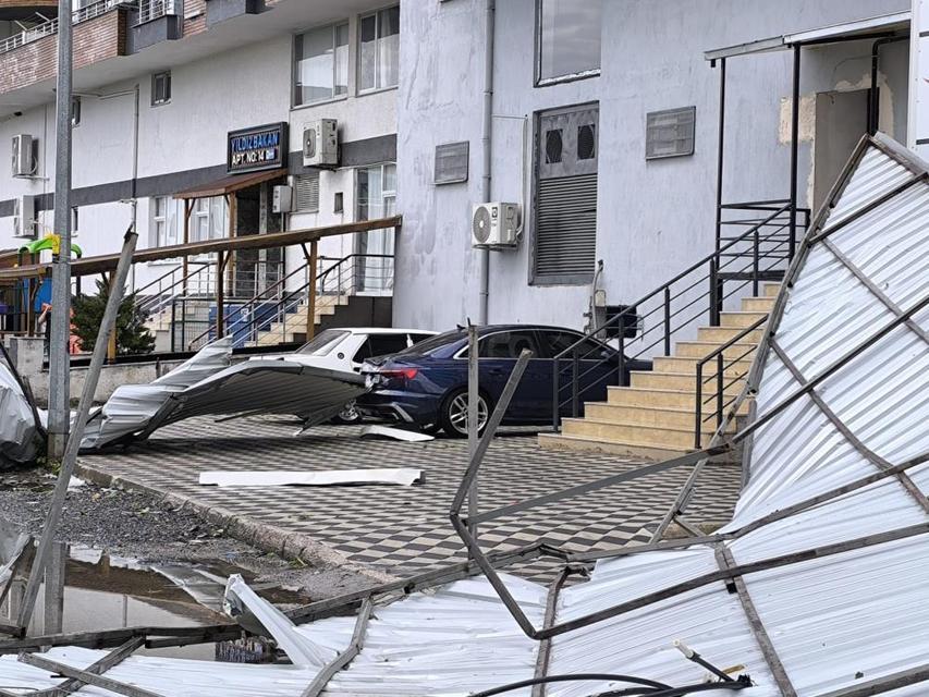 Fırtınada uçan çatı 2 araca zarar verdi