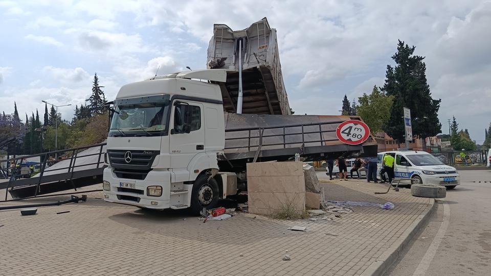 Damperi açılan tır üst geçidi kopardı