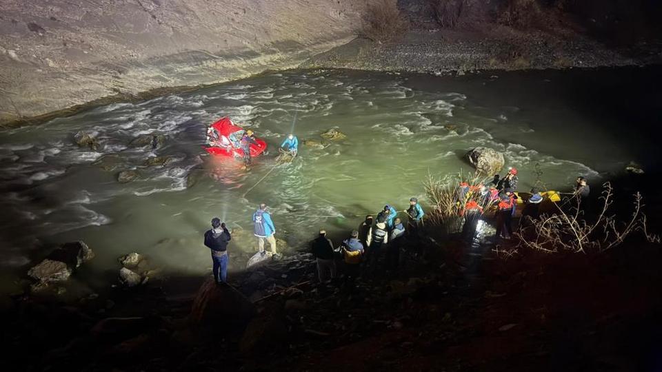 Gece yarısı korku dolu anlar: Otomobil uçurumdan nehre uçtu