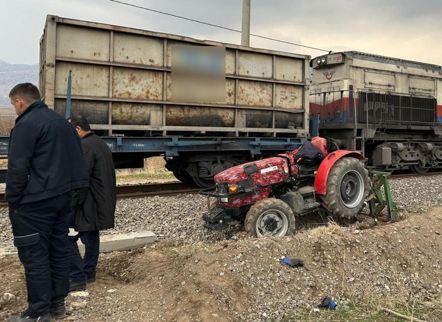 Raylarda mahsur kalan traktöre yük treni çarptı